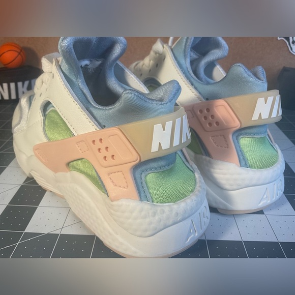 Nike 
huarache 
'sun club'
brand new
NWOT - Picture 4 of 12